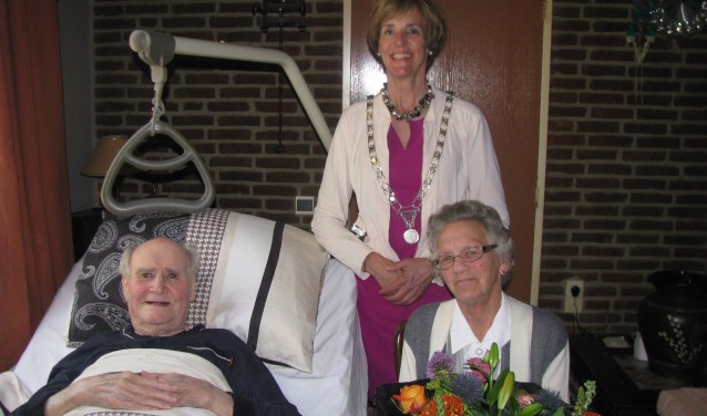 Antoon Schotman en echtgenote Lies met staande burgemeester Annette Bronsvoort van Oost Gelre. Foto: Ferry Broshuis