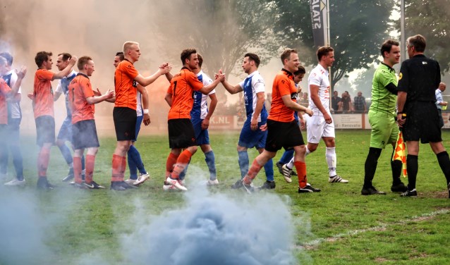 Oranje en blauwe rook zorgden voor een echte voetbalsfeer, kort voor de aftrap van Keijenburgse Boys-Pax. Foto: Luuk Stam