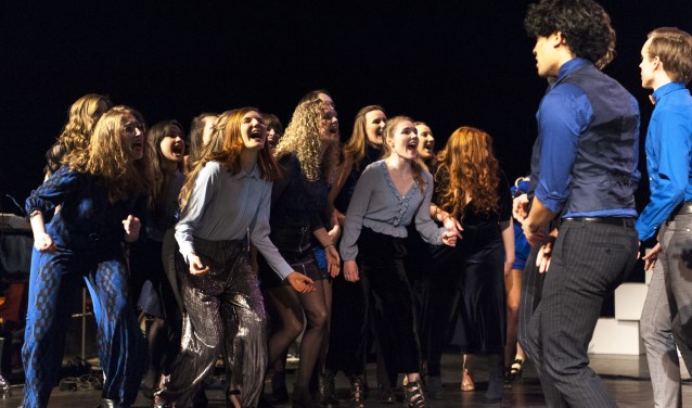 Dekoor Close Harmony tijdens hun theaterconcert in Luxor Rotterdam. Foto: Bob Leistra