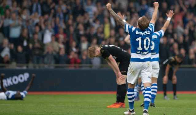 De Graafschap-middenvelder Mark Diemers (10) juicht, Telstar buigt het hoofd. Foto: Henk den Brok