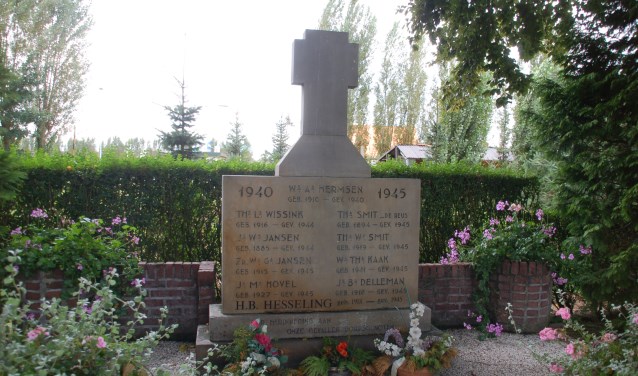 Er is een kranslegging bij het monument tijdens de herdenking in Lengel. Foto: Alfred Kock