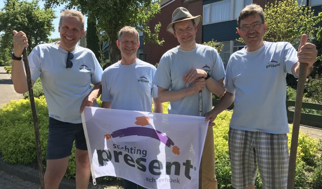 Wethouders van Bronckhorst Arno Spekschoor, Antoon Peppelman, Jan Engels en Paul Seesing aan de slag voor Present. Foto: PR Present Bronckhorst