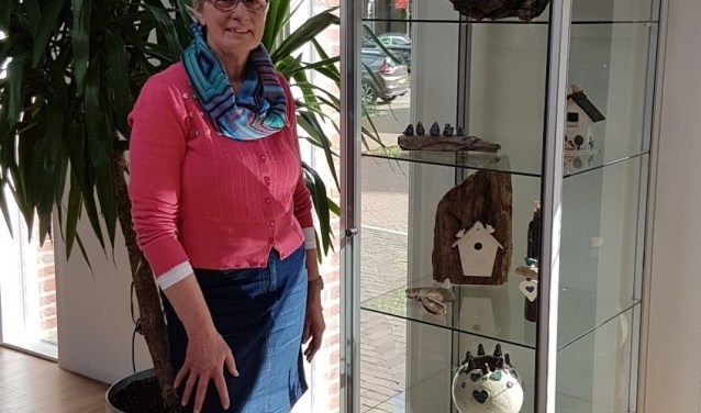 Keramiste Ria Ritman bij haar werk. Foto: PR