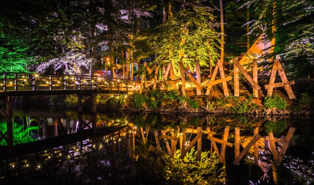 's Avonds is het terrein verlicht met honderden gekleurde lampjes. Foto: PR