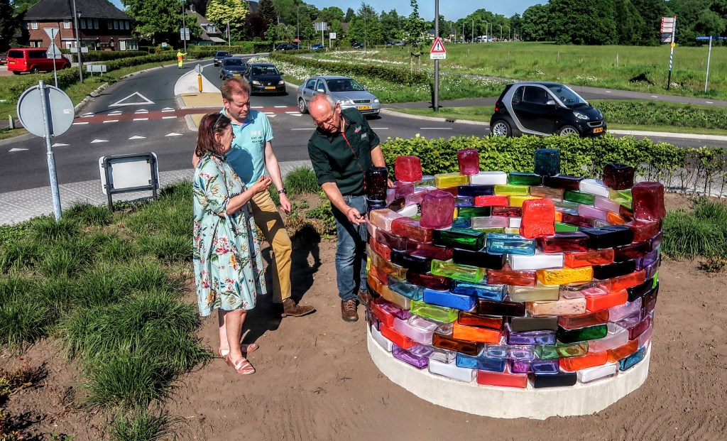 Kunstenares Maria Roosen, wethouder Jan Engels en Wim Weenk (Welkoop Vorden) bekijken het nieuwe kunstwerk. Foto: Luuk Stam
