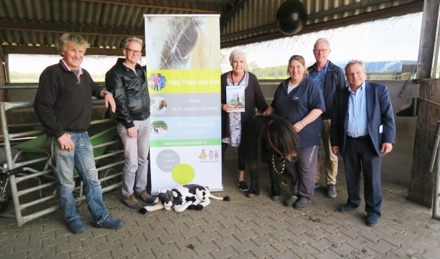 Leden van de Werkgroep Toerisme Beltrum bijeen op Educatie- en logeerboerderij De Weiden. Foto: Theo Huijskes