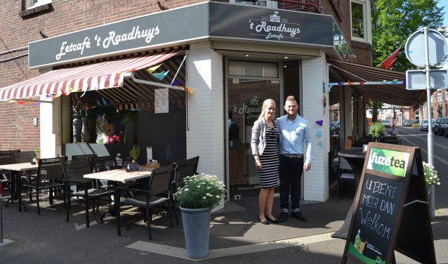 Kevin Wiggers en Mariska Ottink voor hun eetcafé. Foto: Karin Stronks.