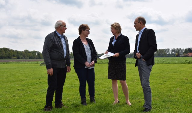 Taskforce Buitengebied. Henk Voortman, Diane Kuenen, wethouder Patricia Hoytink-Roubos en René Klein Gunnewiek. De drie vertegenwoordigden de taskforce, die uit negen mensen bestond. Foto: PR
