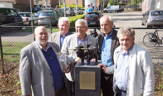 Vlnr. kunstenaar Jaap Hartman, Bertie Bussink. Bernd Brennemann, Johannes Hoven en Freek Diersen. Foto: Frank Vinkenvleugel