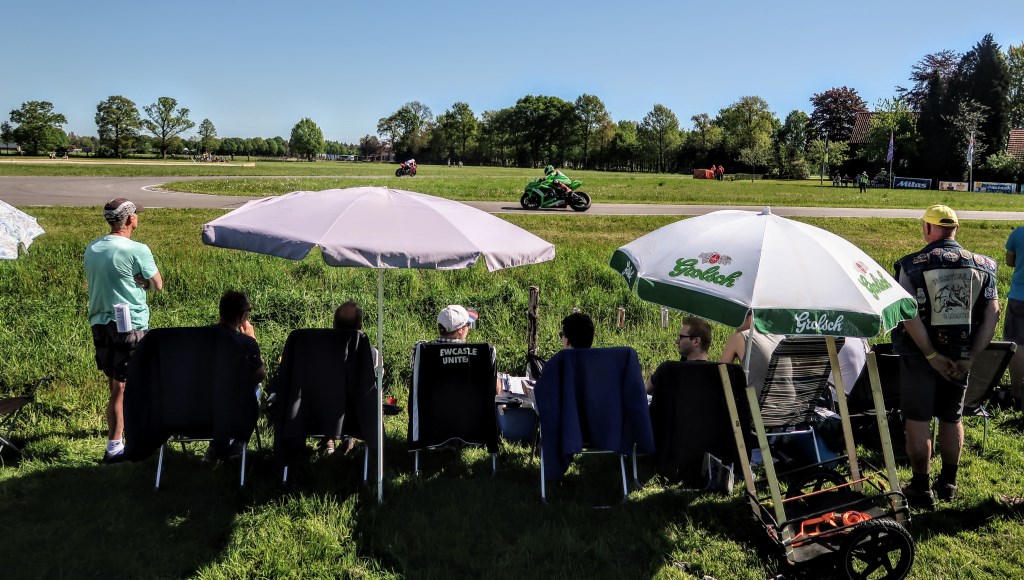 Verslag vanaf de rand van de baan; jaarlijkse wegraces op De Varsselring in Hengelo. Foto: Luuk Stam