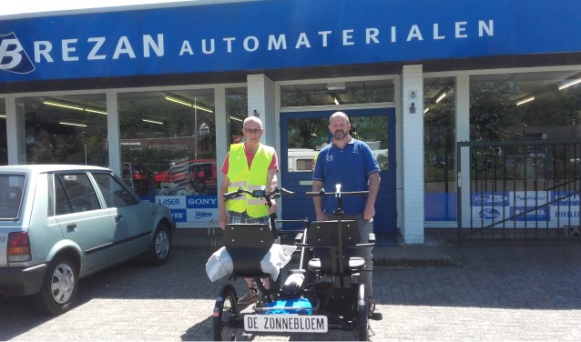 Zonnebloemvrijwilliger Draaier (l.) en bedrijfsleider Brezan Verhey. Foto: PR
