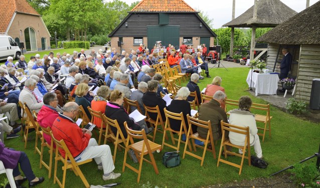 De openluchtdienst werd goed bezocht. Foto: H.J. Oltvoort