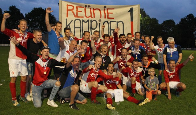 De kampioensploeg van Reünie viert feest. Foto: PR