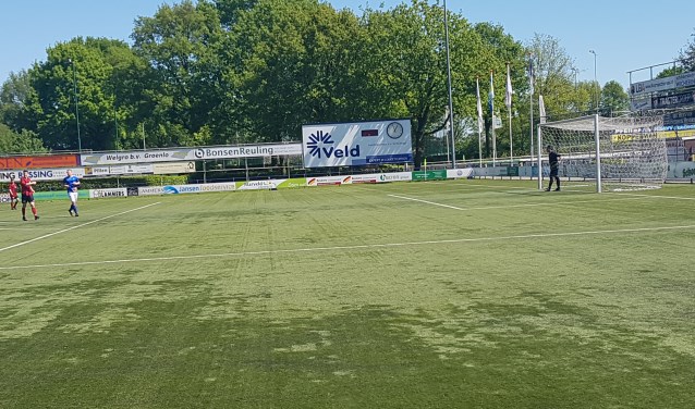 Vooral rondom de doelen op het hoofdveld is de toestand van het kunstgras slecht. Foto: Kyra Broshuis