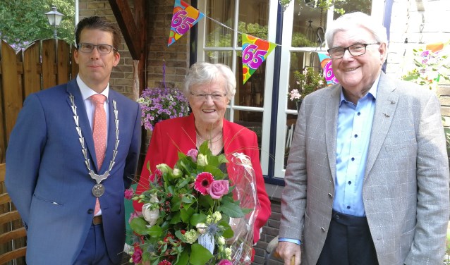 De burgemeester feliciteert het briljanten echtpaar Bosman-Sprokkereef. Foto: Rob Weeber