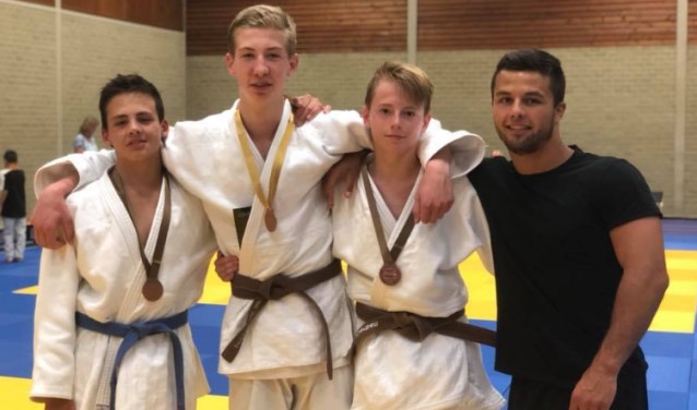 Vlnr Jerre Smeets (brons), Luuk van Nieuwland (goud), Gerben ten Have (brons) en coach Ricardo Chirco (goud). Foto: PR