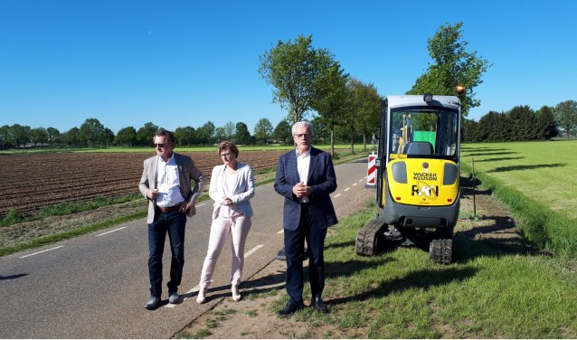 Vlnr: wethouder Nijland, wethouder Frank en Piet Grootenboer (directeur Glasvezel Buitenaf). Foto: PR