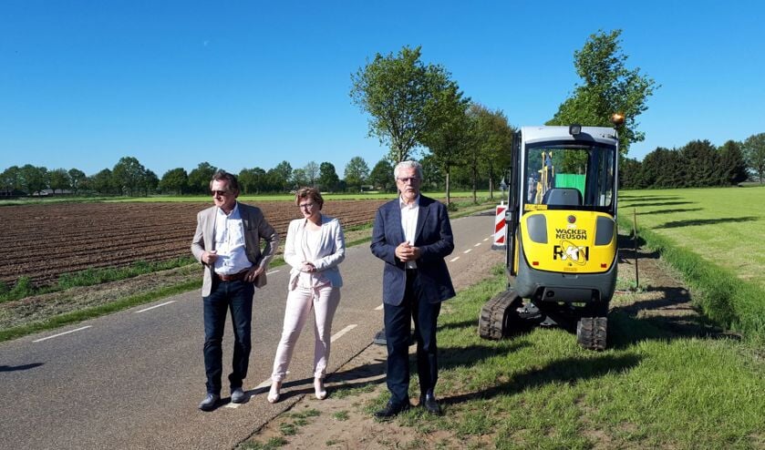 Vlnr: wethouder Nijland, wethouder Frank en Piet Grootenboer (directeur Glasvezel Buitenaf). Foto: PR