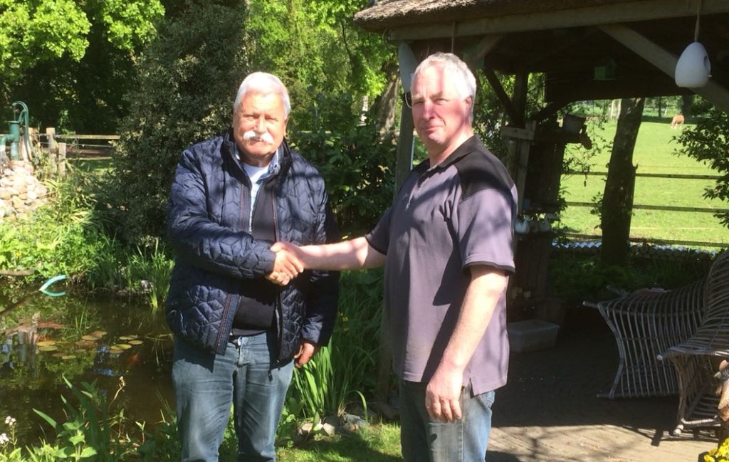 Rein de Heus (l.) neemt afscheid van poelier Hennie Hoffman. Foto: PR