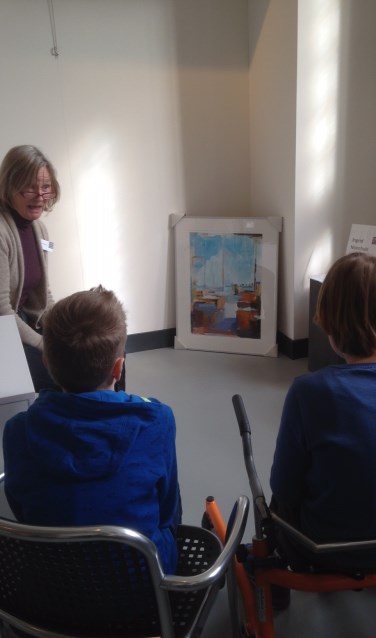 Anneke Bijlsma, vrijwilliger in het Stadsmuseum, bespreekt met een groepje leerlingen een schilderij. Foto: Janny Plasbeek