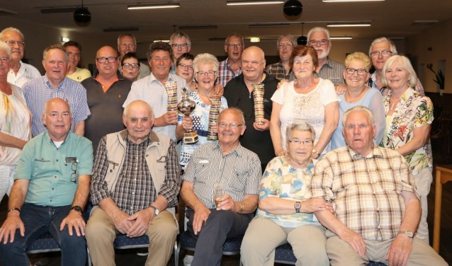 De kaartclub van St. Joris, met in het midden kaart-koning van St. Joris Tonny Danen, rechts daarvan, op de tweede plaats Volker Veneman en links Willie Weijl die eindigde op plek drie. Foto Jurgen Weijl