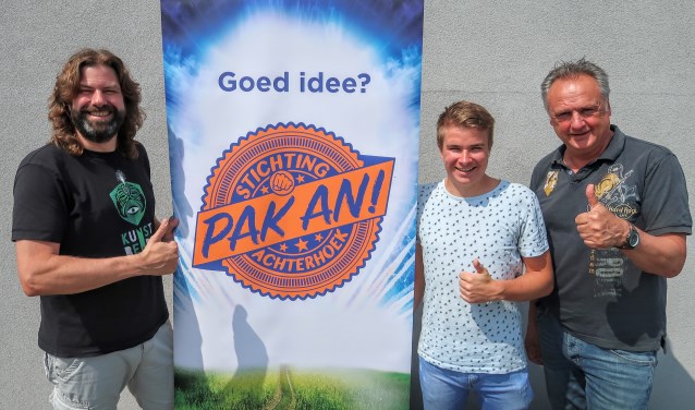 Pak An-directeur Johan Godschalk, student Stein Bouwmeister en Willy Hermans, uitgever van het boek Parels van de Achterhoek, één van de Pak An-initiatieven. Foto: Luuk Stam