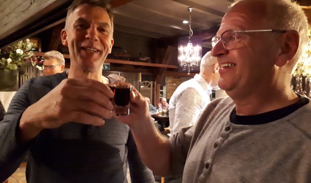 Vincent Hulshof (links) en Tonnie Klein Gunnewiek proosten op de overwinning. Foto: Roy Wensink