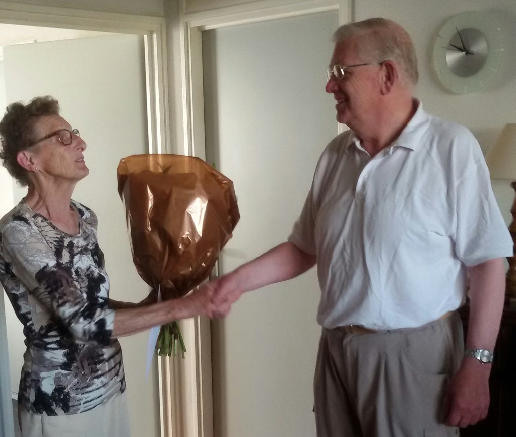 Gerda Ponds overhandigt bloemen aan de met recht genoemde 'gouden' jubilaris Jan Hendriks. Foto: Willy Engelbarts