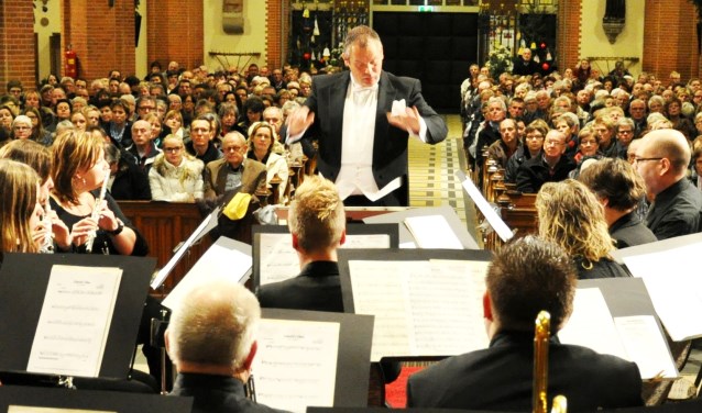 Dirigent Marcel Loff van Muziekvereniging Groenlo tijdens een concert in de Calixtusbasiliek. Foto: Theo Huijskes