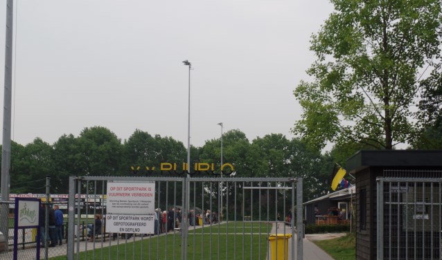 Vanuit de buurt rondom het sportpark waren er klachten gekomen dat er regelmatig in de avonduren, op momenten dat er niet gevoetbald wordt en het sportpark afgesloten is er toch groepen jongeren op het sportpark zijn. Foto: Jan Hendriksen