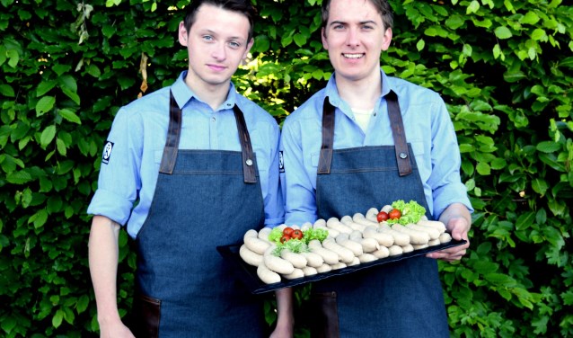 Wessel Starink en Marten Wolters van Keurslagerij en Echte Bakker Boenders met de bekroonde barbecueworst. Foto: Peter Steintjes