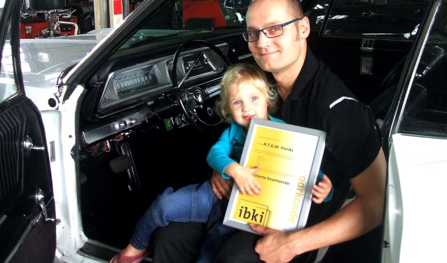 Raymond Freriks met dochtertje Noa in een Chrysler Impala oldtimer. Foto Reinier Kroesen