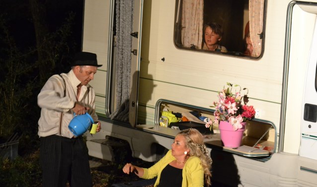 Vonne (Marloes ten Dolle) voor haar camper vlak voordat zij door Sjoks de Marskramer (Willem Naaijkens) overgehaald wordt een avontuurlijk leven tegemoet te gaan. Foto: Leander Grooten