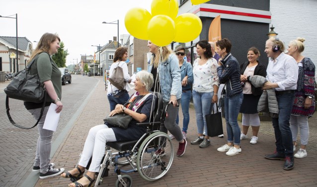 Deelnemers aan het congres Radicale Vernieuwing gaan door Vorden met rolstoel bril en oordoppen. Foto: Wiebke Wilting