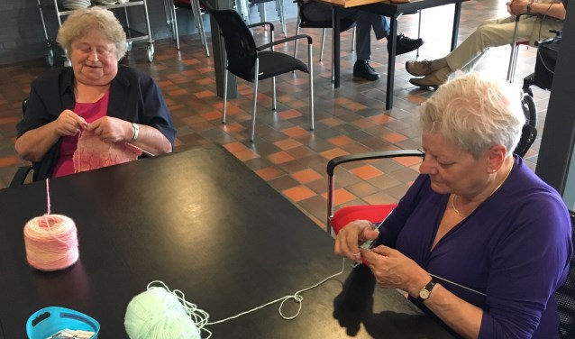 Erna Steman (77) en Hetty Fransen (69) zijn trouwe bezoekers van 'Ontmoeting en Dagbesteding'. Foto: PR