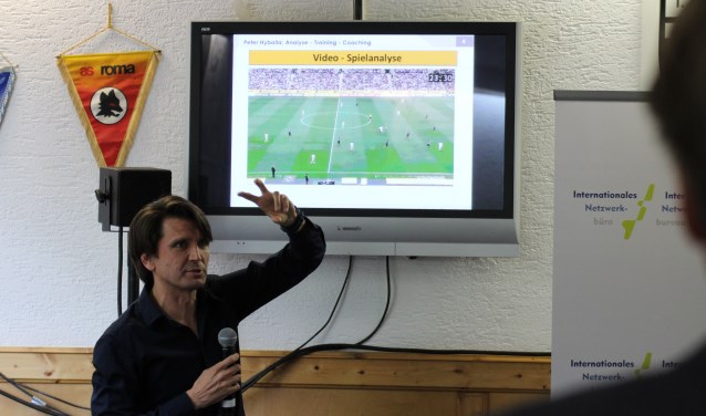 Profvoetbaltrainer Peter Hyballa doceert aan ondernemers uit de grensstreek. Foto: Tim Schuelingkamp