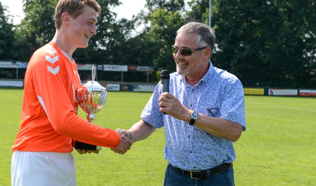 De wisselbeker voor het winnende team Zelos, werd uitgereikt door wethouder Evert Blaauw aan aanvoerder van Zelos Gijs Loman. Foto: Achterhoekfoto.nl/John Mokkink