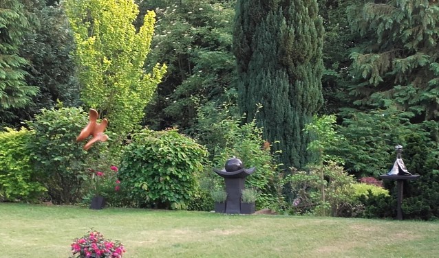 De tuin, met daarin diverse sculpturen. Foto|: PR