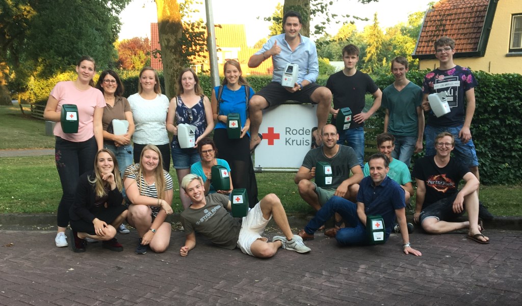 Scouting Borculo helpt Rode Kruis afdeling Berkelland met collecte. Foto: Scouting Borculo