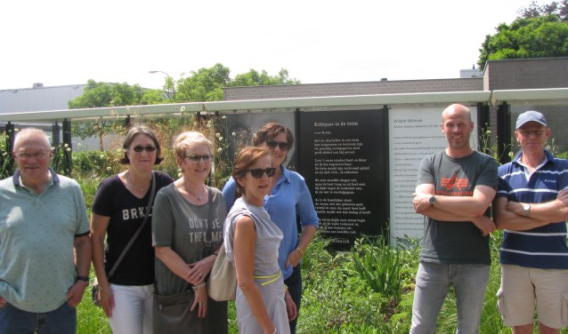 De familie Wicherink met 2e van rechts gids Rik Gockel bij het beroemde gedicht van Willem Wilmink. Foto: Ferry Broshuis