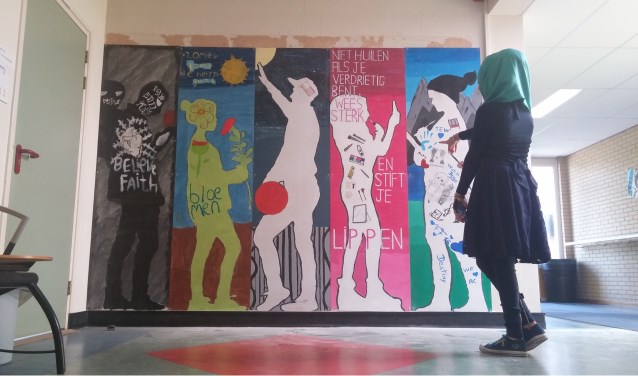 Leerlingen van de ISK exposeren levensgrote zelfportretten. Foto: Baukje Noordhoek