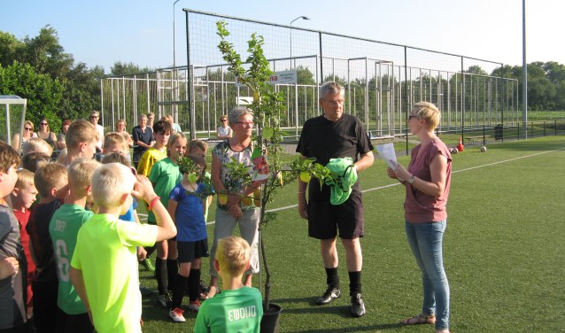 Judith Hoog Antink spreekt Aloys Raben toe. Foto: Bart Kraan