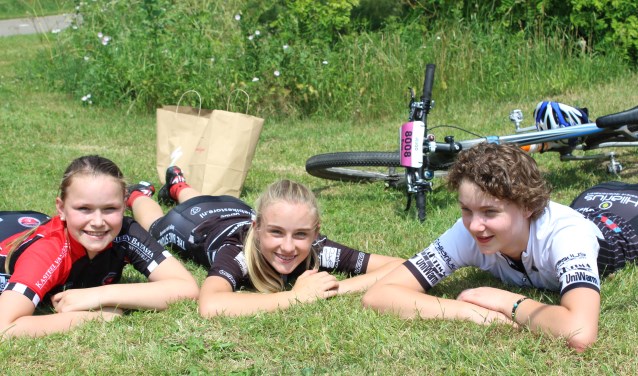 Indy, Lieke en Eva liggen te wachten op de prijsuitreiking voor de jeugd; Lieke (Vos uit Zutphen) is tweede geworden. Foto: Marlous Velthausz