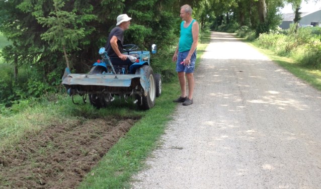 Enkele buurtbewoners bezig om een berm in te zaaien. Foto: PR