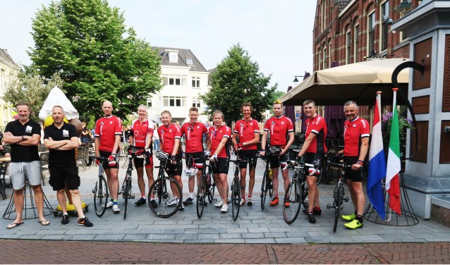 De wielerfanaten aan de start voor Grolle - Stelvia 2018. Foto: Theo Huijskes