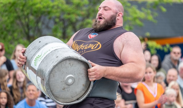 Alex Moonen in de weer met een zwaar vat. Foto: Burry van den Brink