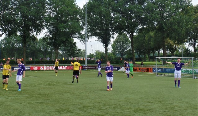 De spelers van Grol/Longa zijn blij na een zwaarbevochten overwinning. Foto: Henri Walterbos