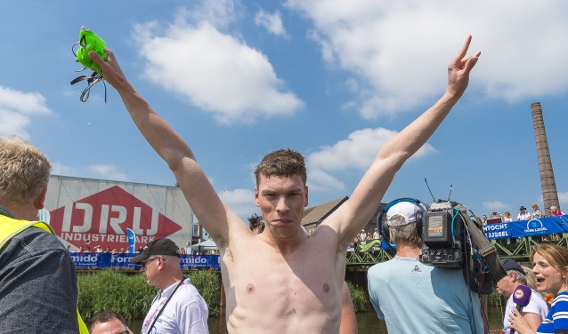 Zwemmer Lars Jacobsen tikte als snelste aan op de kilometer bij Zwemtocht Oude IJssel in Ulft. Foto: Henk van Raaij