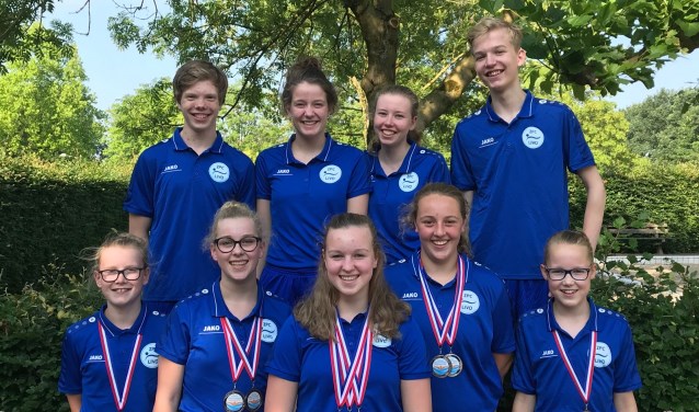 Deelnemers en medaillewinnaars van ZPC Livo. In het midden drievoudig Gelders kampioene, Indy te Molder. Foto: Theo Ratering