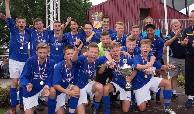 Het team van Kilder JO17 wo0nd de beker. Foto: PR